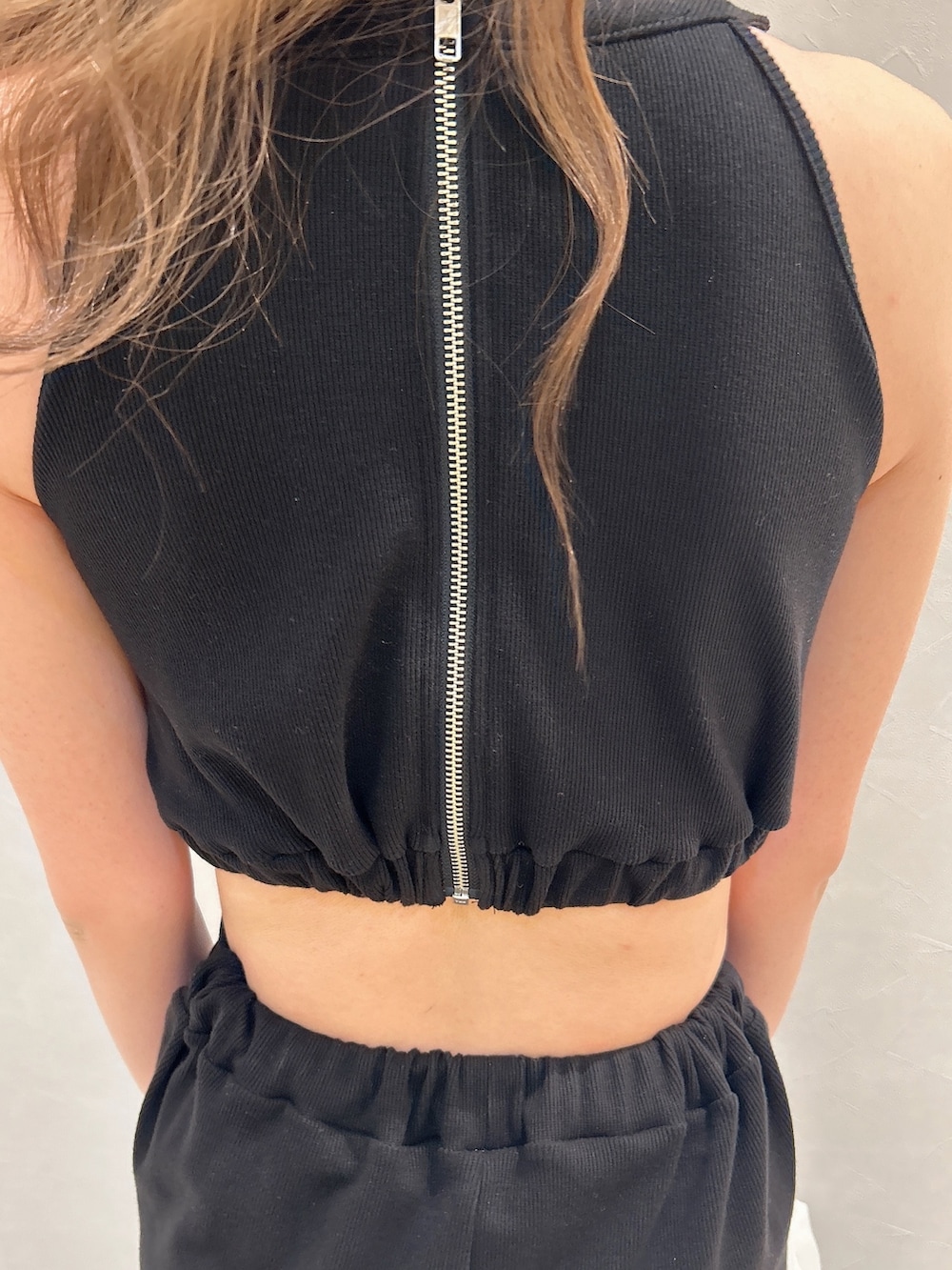 ホワイト系のシャツ/ブラウス、ブラック系のつなぎ/オールインワン、パープル系のハンドバッグを着用したレディースの春コーディネートの8枚目の写真