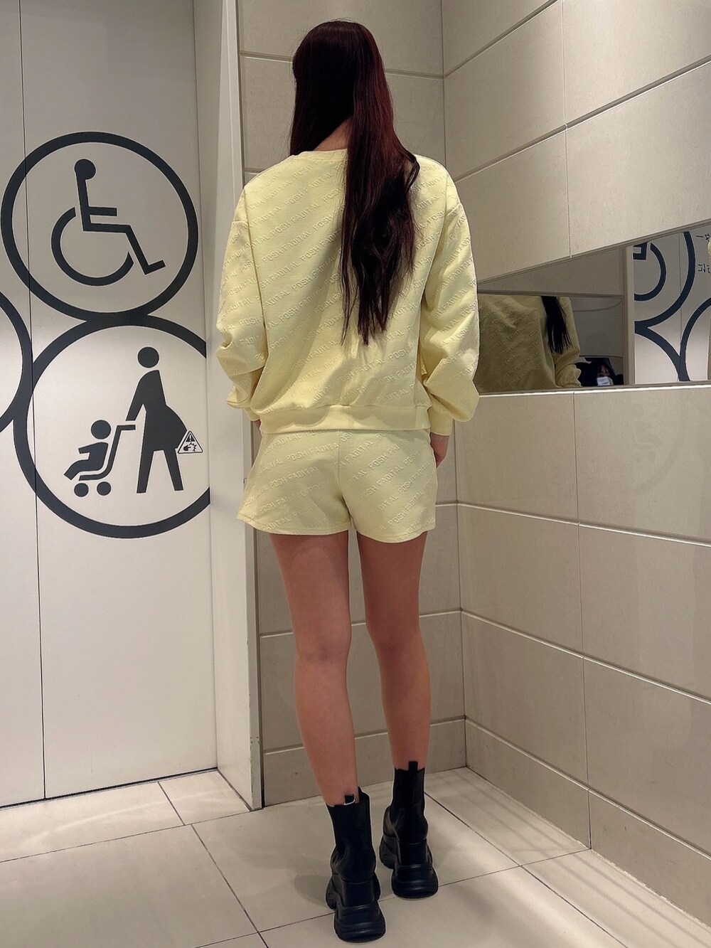 イエロー系のスウェット、イエロー系のその他パンツ、ブラック系のブーツを着用したレディースの冬コーディネートの3枚目の写真