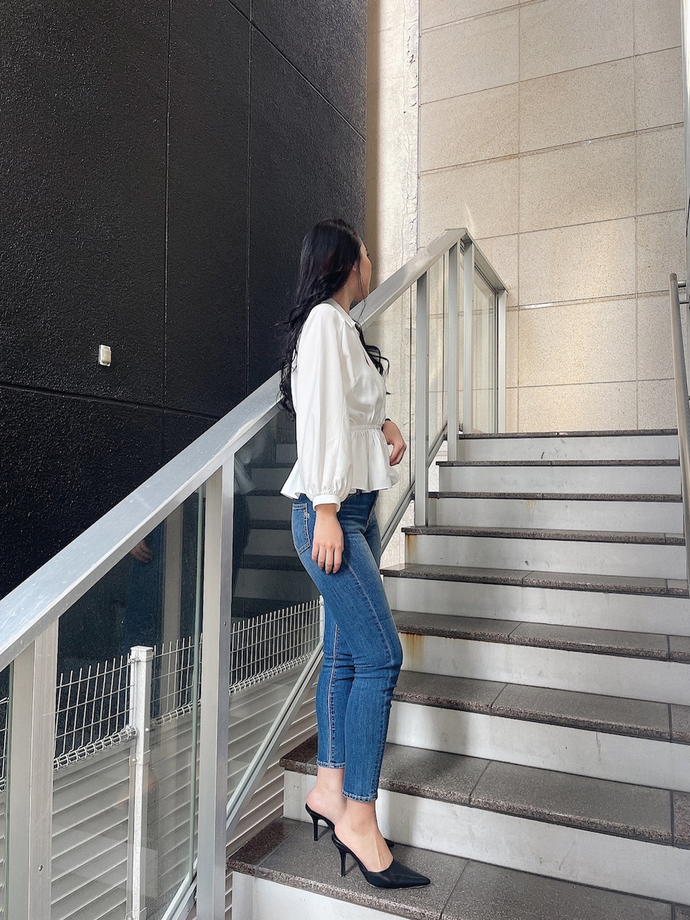 ホワイト系のシャツ/ブラウス、ブルー系のデニムパンツ、ブラック系のパンプスを着用したレディースの春コーディネートの2枚目の写真