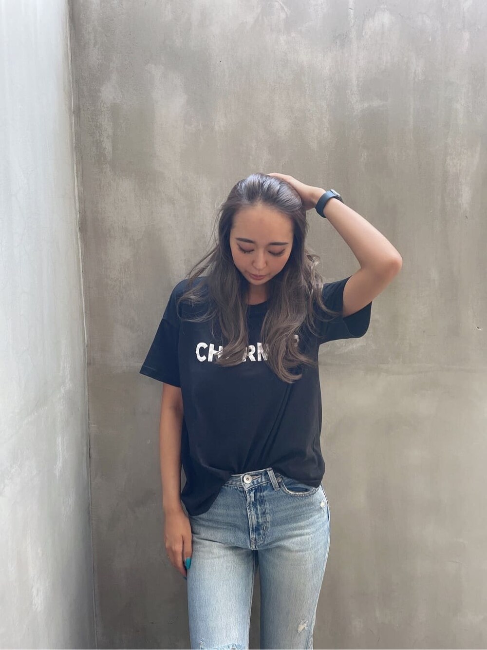 ブラック系のサンダル、ブルー系のデニムパンツ、ブラック系のTシャツ/カットソーを着用したレディースの夏コーディネートの6枚目の写真