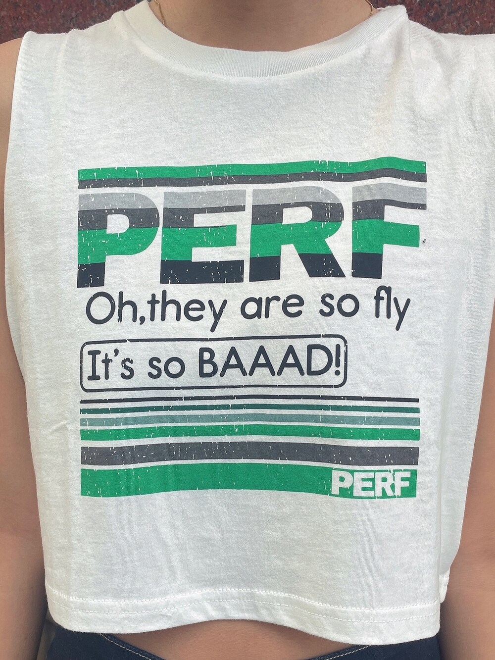 ホワイト系のタンクトップ、ブルー系のデニムパンツ、ブラック系のバックパック/リュックを着用したレディースの夏コーディネートの6枚目の写真