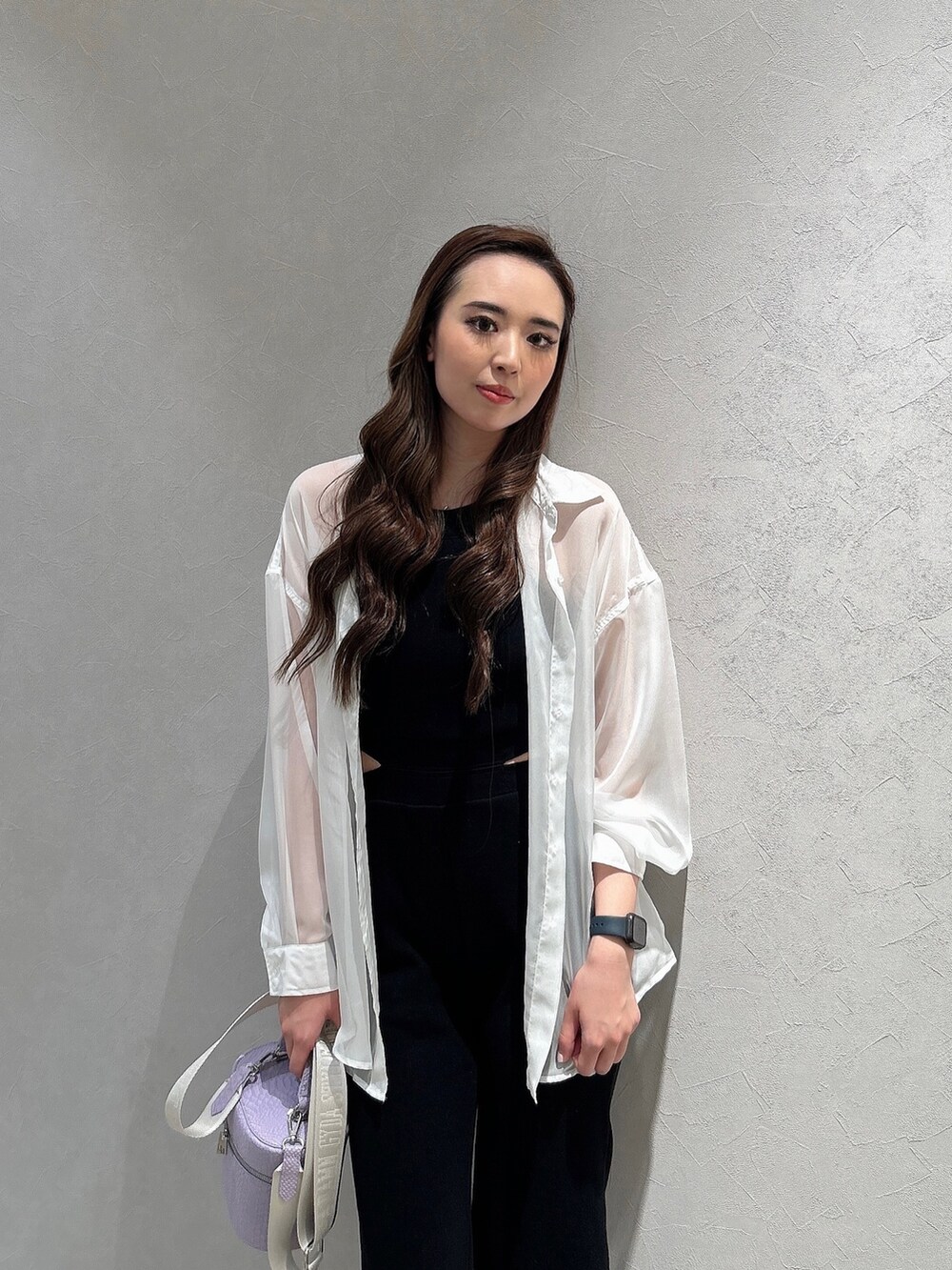 ホワイト系のシャツ/ブラウス、ブラック系のつなぎ/オールインワン、パープル系のハンドバッグを着用したレディースの春コーディネートの4枚目の写真