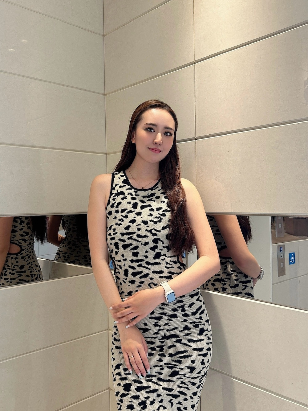 その他のワンピース、ベージュ系のサンダルを着用したレディースの夏コーディネートの4枚目の写真