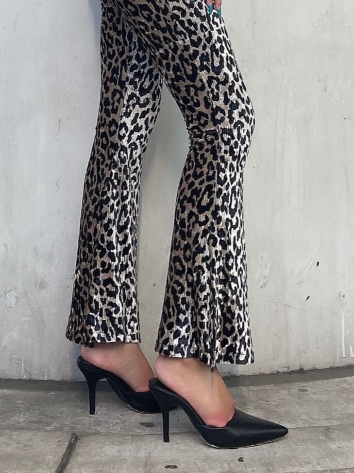 ブラック系のパンプス、その他のその他パンツ、ブラック系のTシャツ/カットソーを着用したレディースの夏コーディネートの7枚目の写真