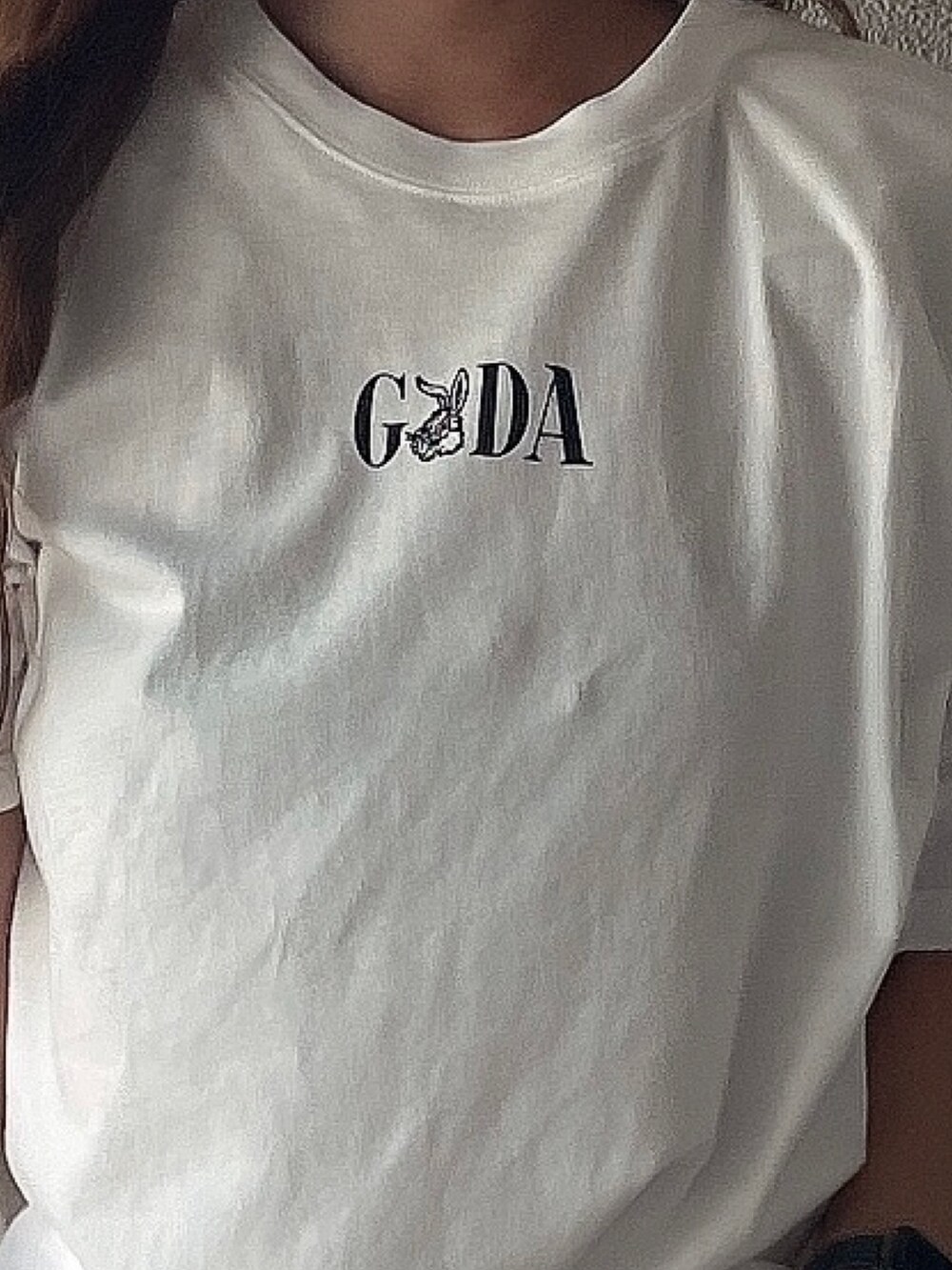 ブラック系のパンプス、ブルー系のデニムパンツ、ホワイト系のTシャツ/カットソーを着用したレディースの夏コーディネートの6枚目の写真