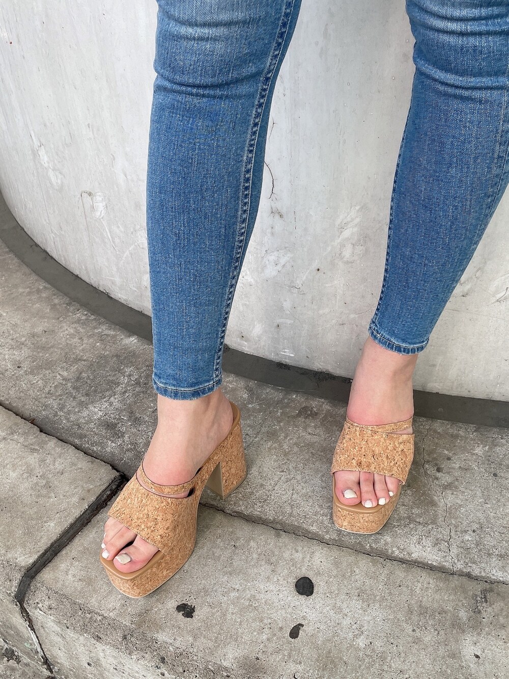 その他のシャツ/ブラウス、グリーン系のニット/セーター、ブルー系のデニムパンツを着用したレディースの春コーディネートの8枚目の写真