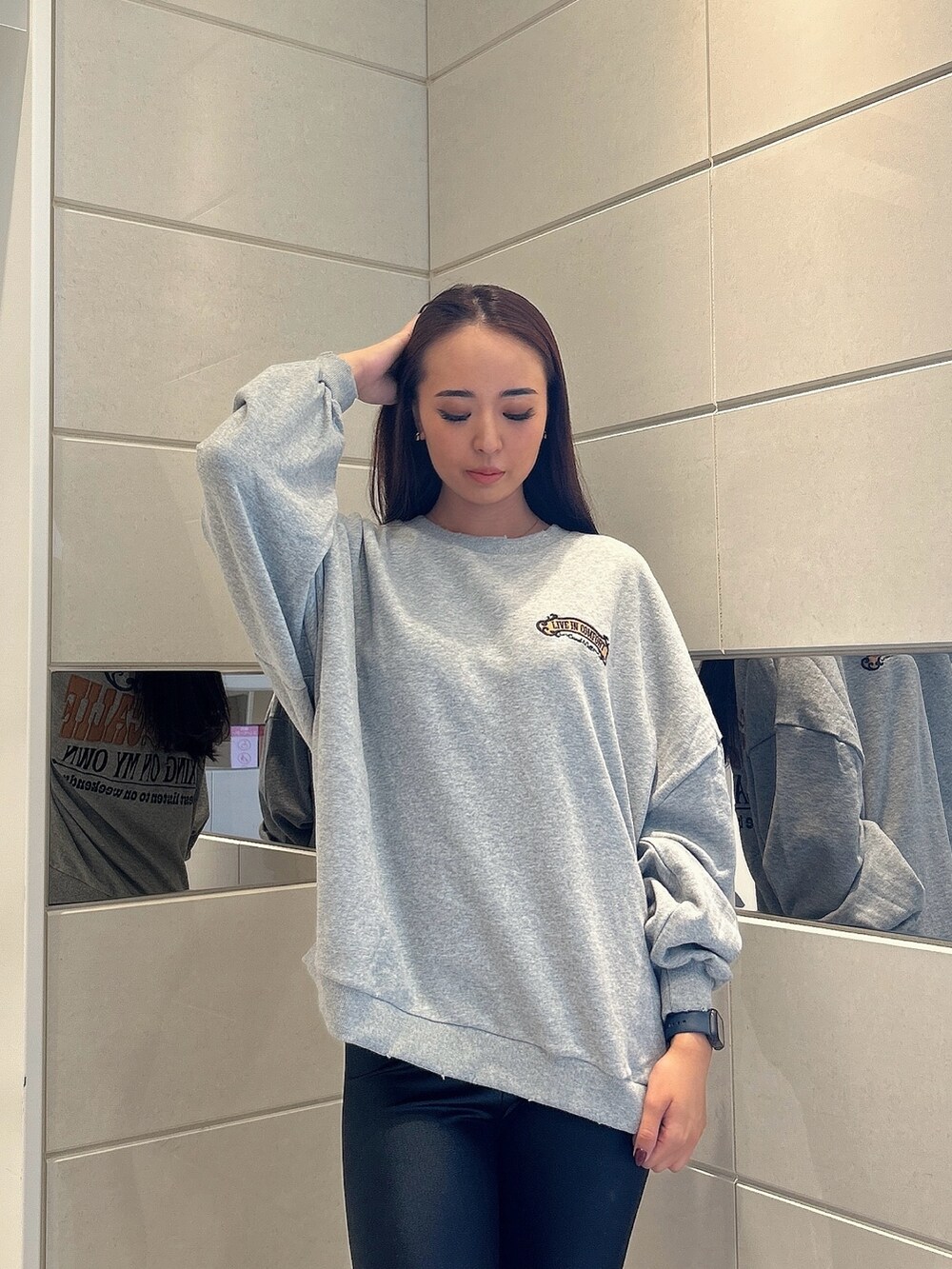 グレー系のスウェット、ブラック系のその他パンツ、ブラック系のブーツを着用したレディースの秋コーディネートの4枚目の写真