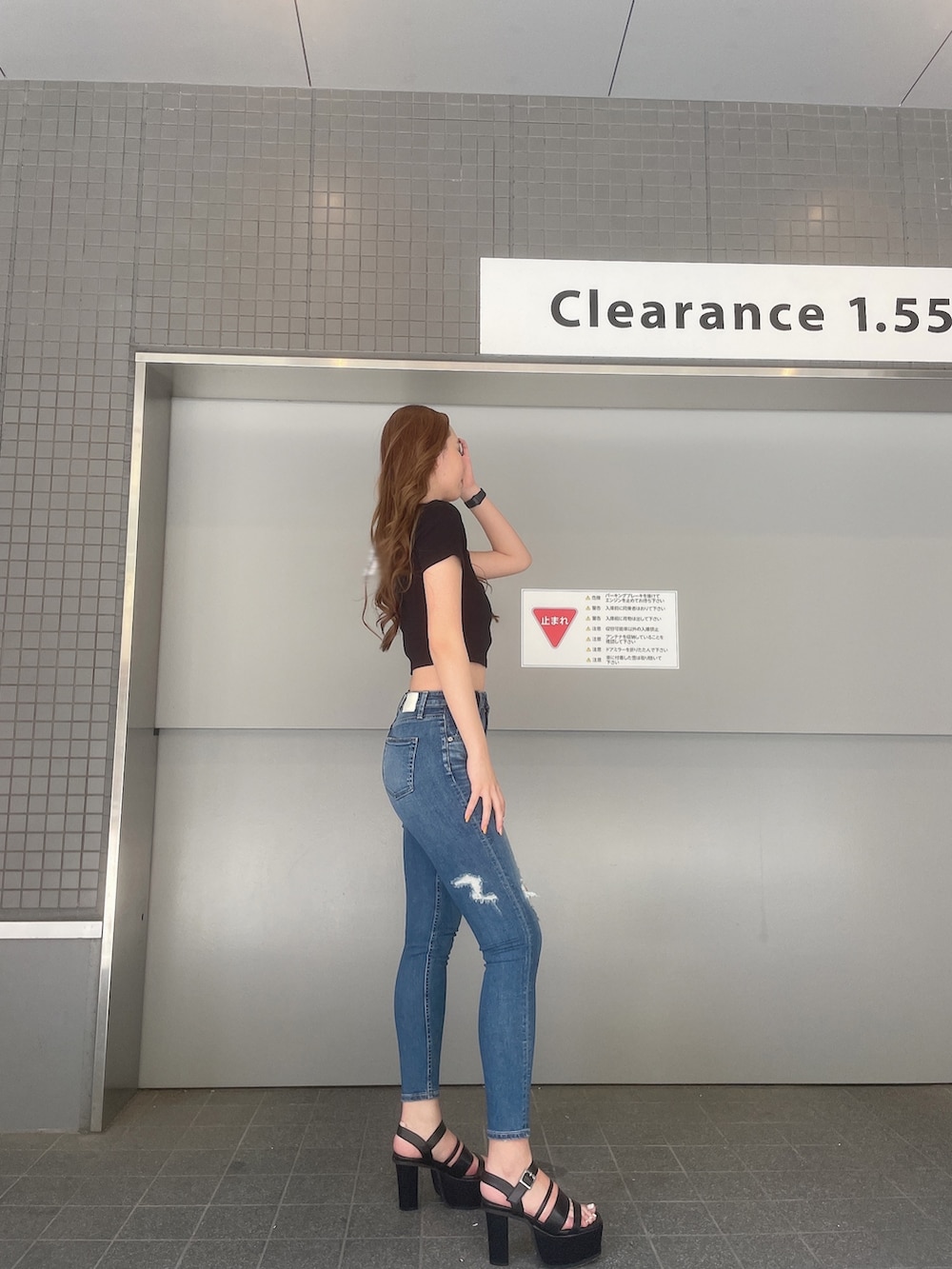 ブラック系のTシャツ/カットソー、ブルー系のデニムパンツ、ブラック系のサンダルを着用したレディースの春コーディネートの3枚目の写真