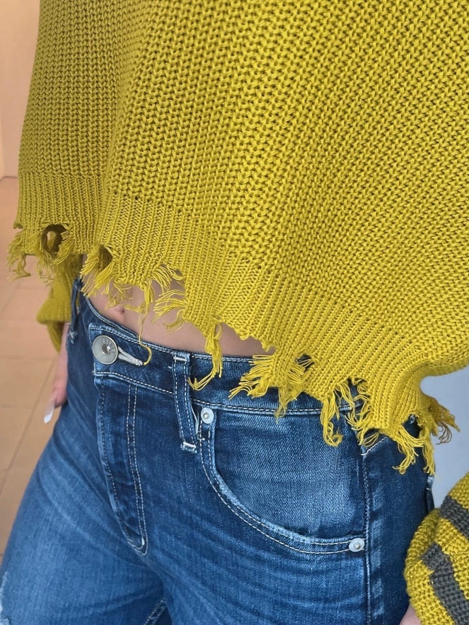 ブラック系のパンプス、ブルー系のデニムパンツ、ブルー系のデニムパンツを着用したレディースの秋コーディネートの4枚目の写真