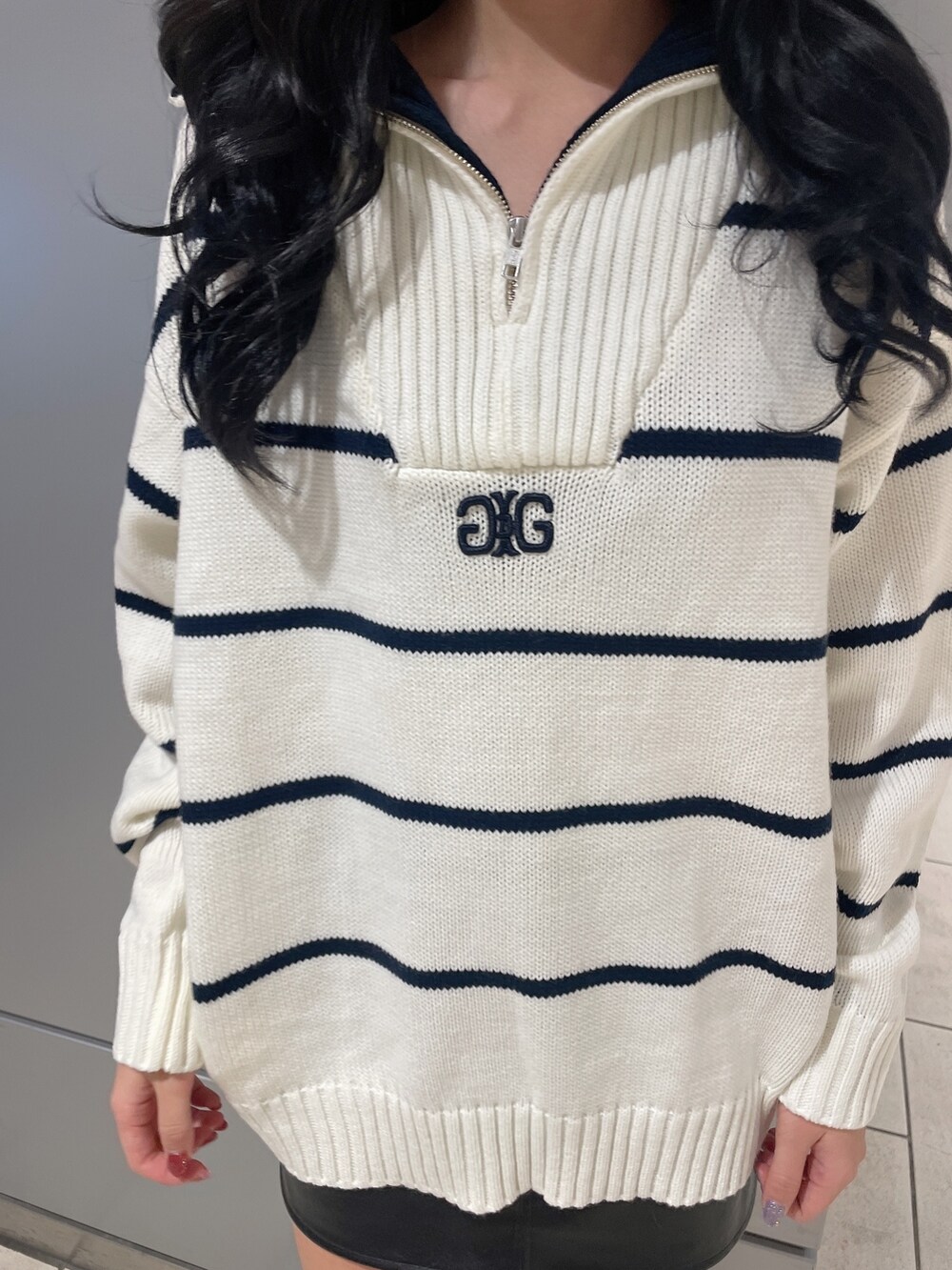 その他のニット/セーター、ブラック系のスカート、ブラック系のブーツを着用したレディースの冬コーディネートの6枚目の写真