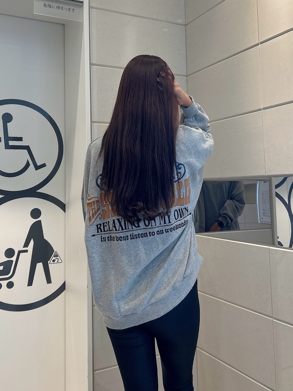 グレー系のスウェット、ブラック系のその他パンツ、ブラック系のブーツを着用したレディースの秋コーディネートの6枚目の写真