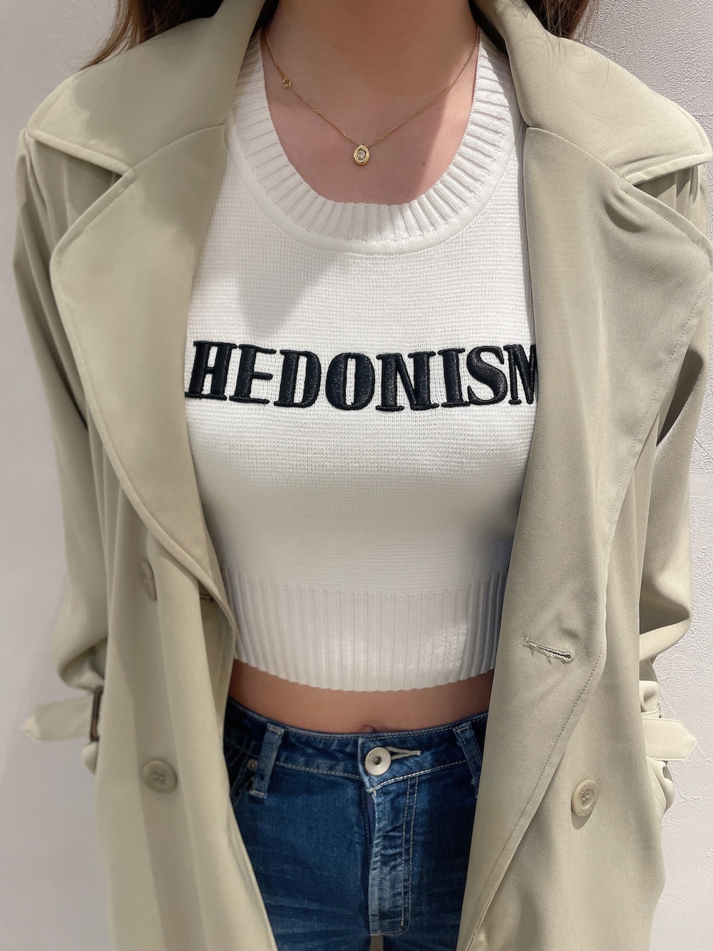 ブルー系のデニムパンツ、ホワイト系のTシャツ/カットソー、ベージュ系のトレンチコートを着用したレディースの春コーディネートの6枚目の写真