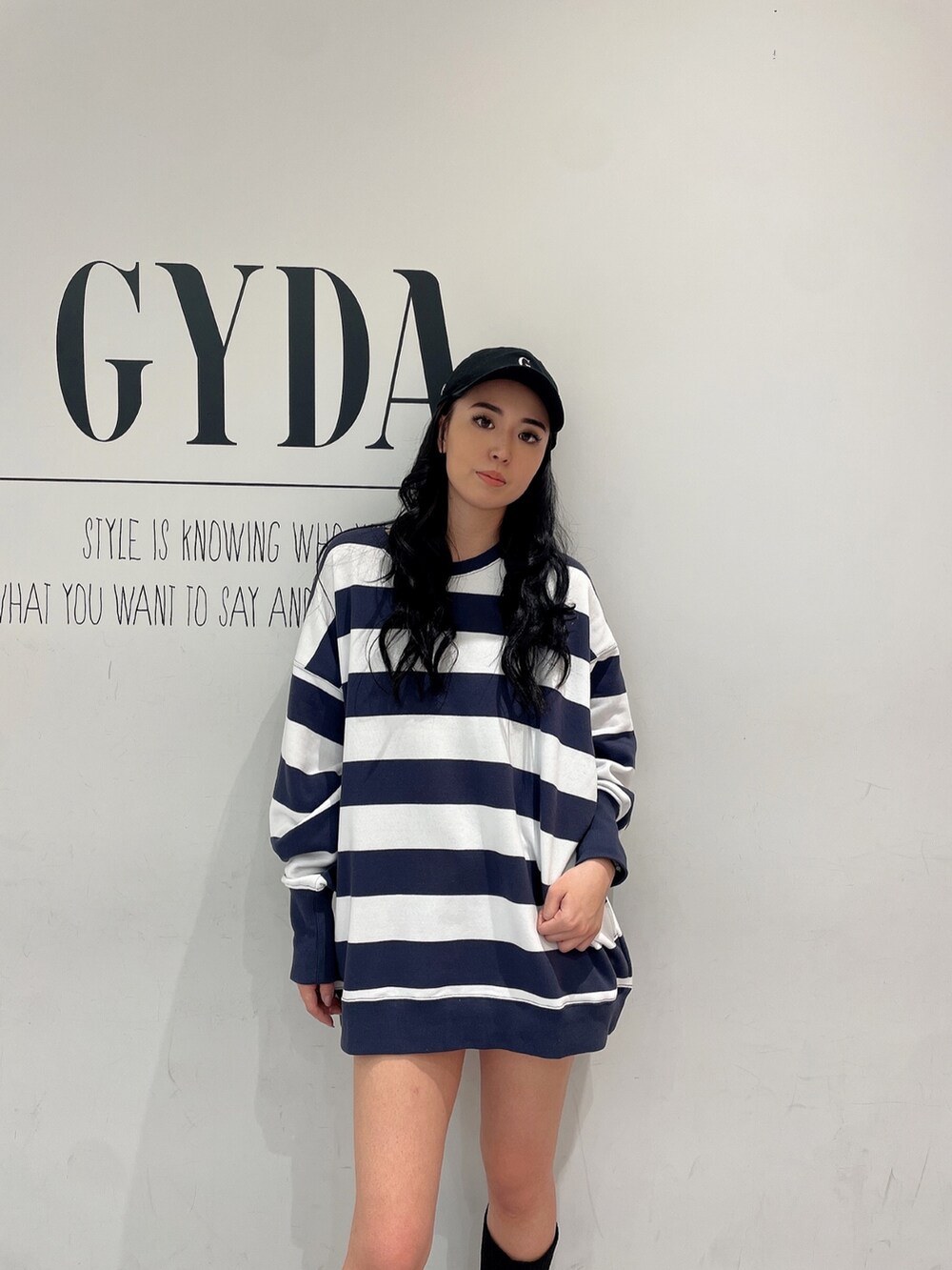 その他のスウェット、ブラック系のブーツ、ブラック系のキャップを着用したレディースの冬コーディネートの3枚目の写真