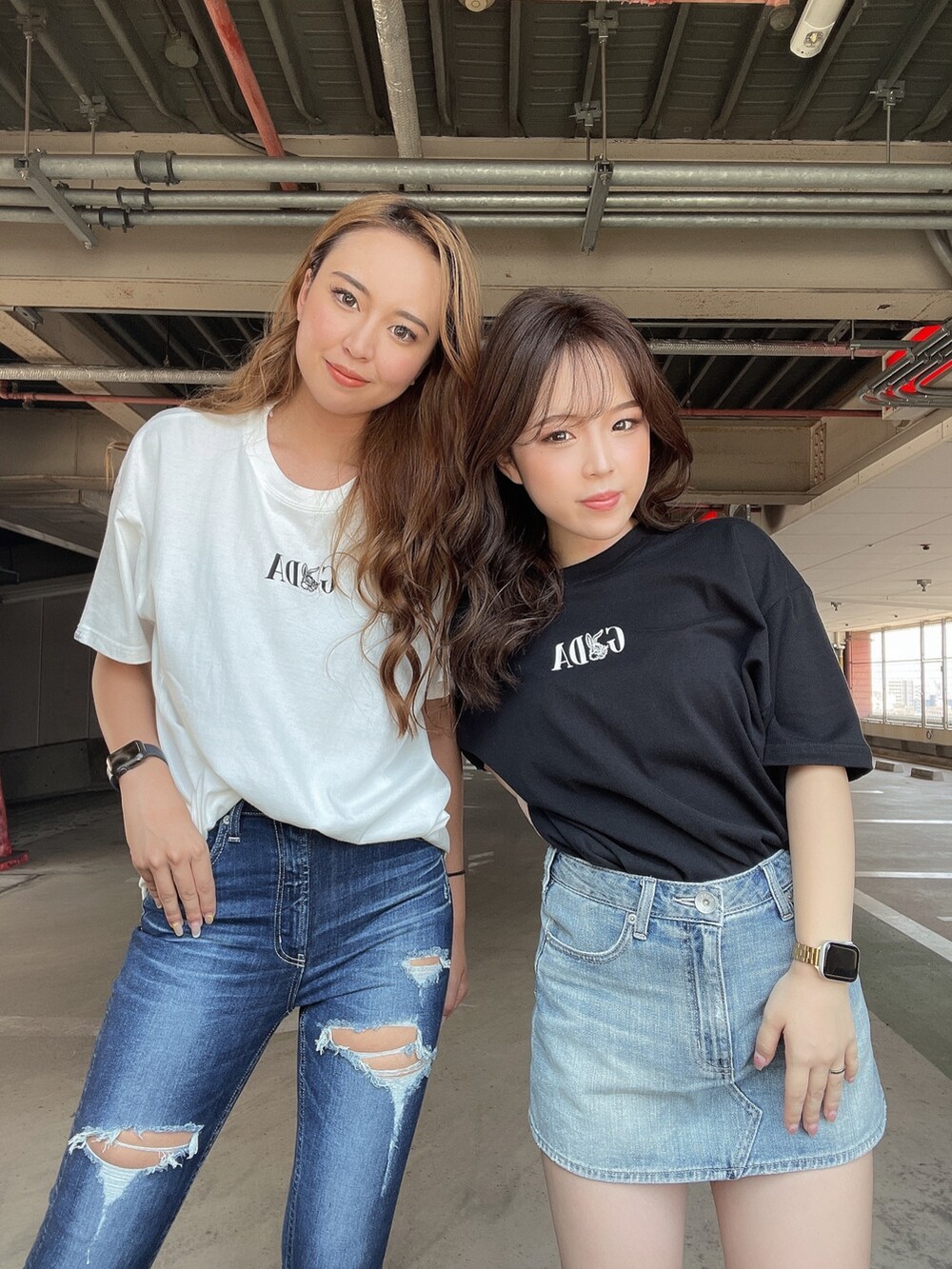 ブラック系のパンプス、ブルー系のデニムパンツ、ホワイト系のTシャツ/カットソーを着用したレディースの夏コーディネートの4枚目の写真