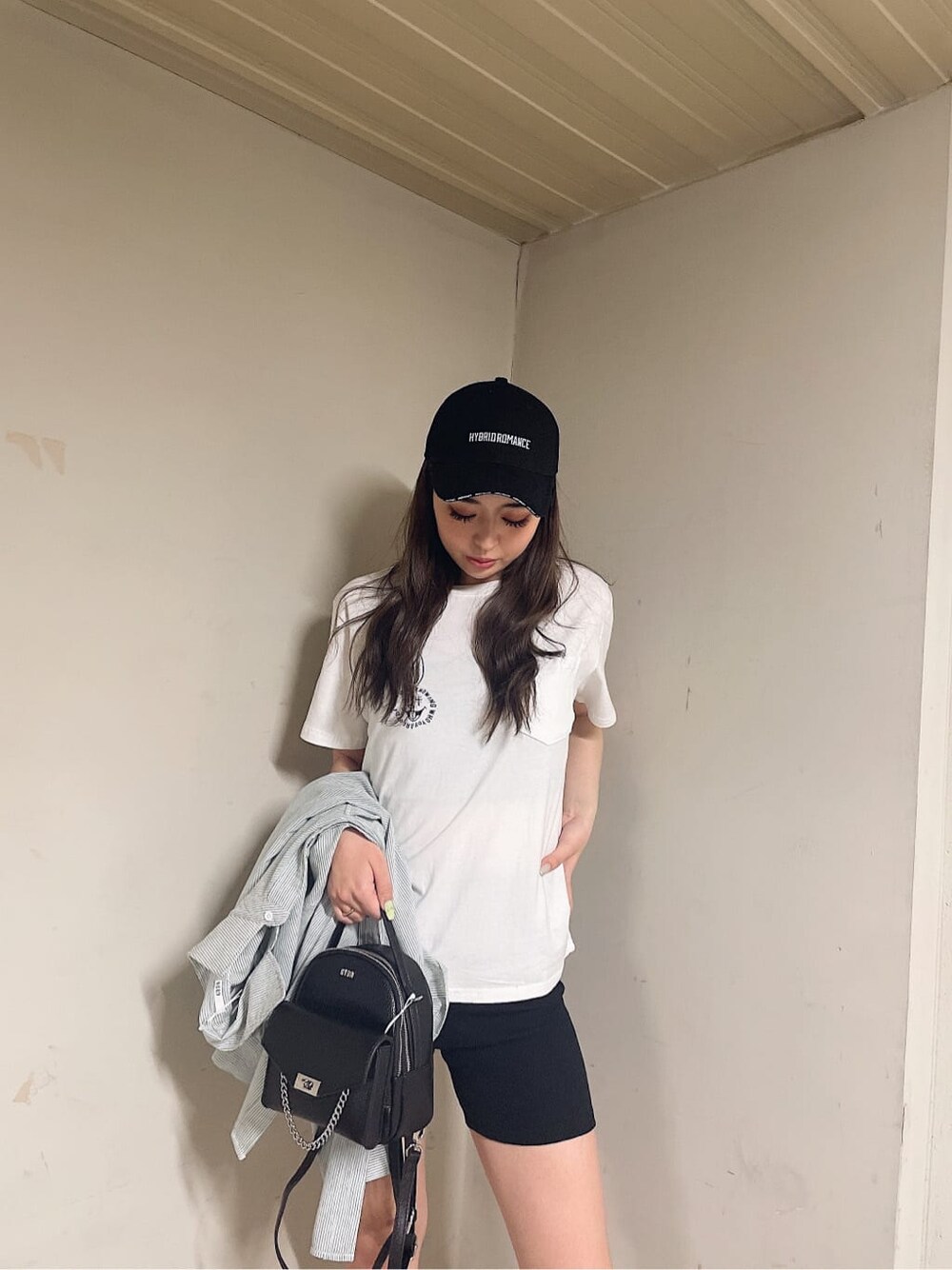 グリーン系のシャツ/ブラウス、ブラック系のバックパック/リュック、ブラック系のブーツを着用したレディースの春コーディネートの2枚目の写真