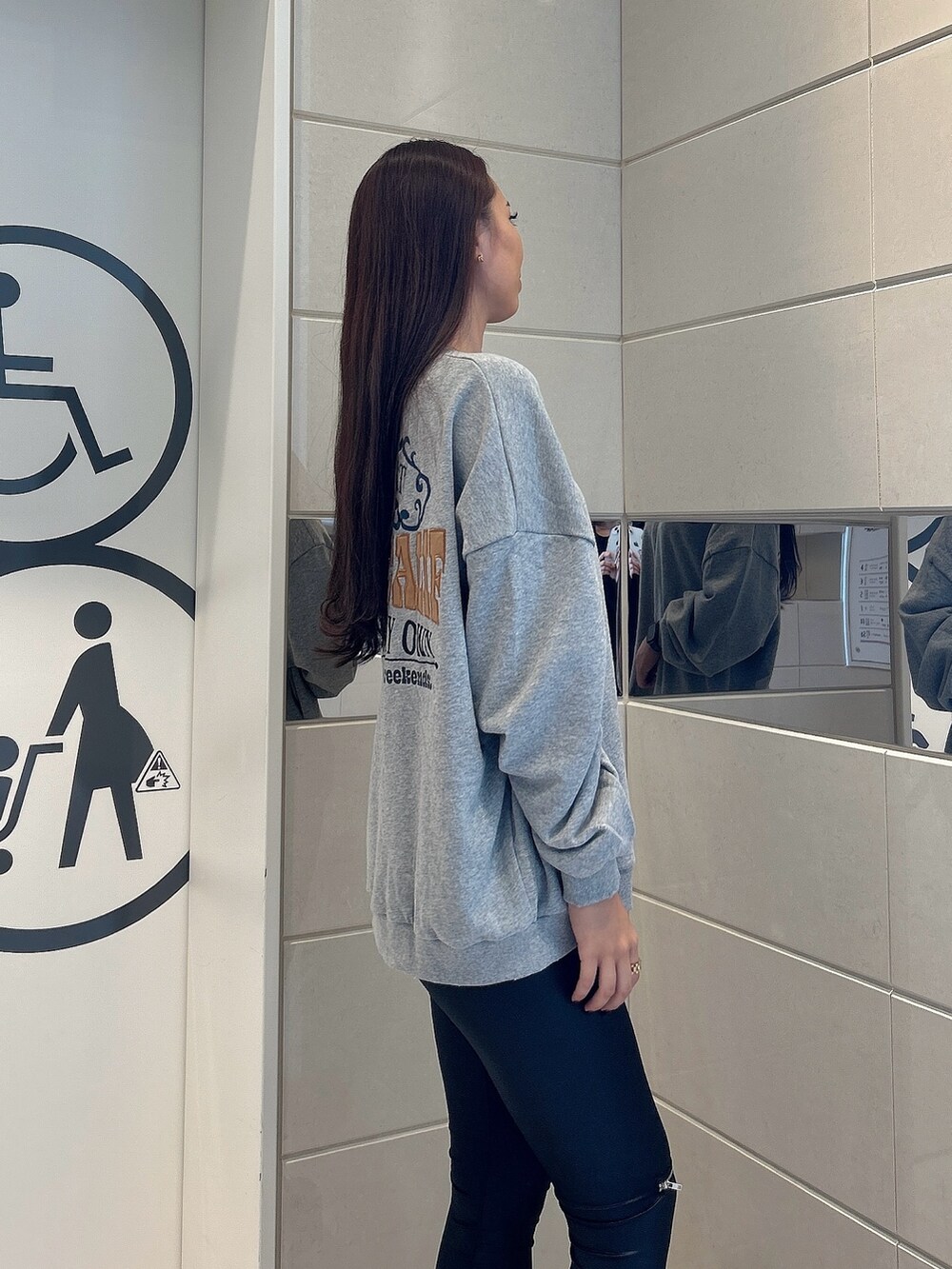 グレー系のスウェット、ブラック系のその他パンツ、ブラック系のブーツを着用したレディースの秋コーディネートの5枚目の写真