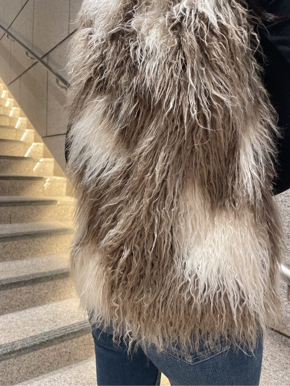 ブルー系のデニムパンツ、その他のベスト、ブラック系のTシャツ/カットソーを着用したレディースの秋コーディネートの5枚目の写真