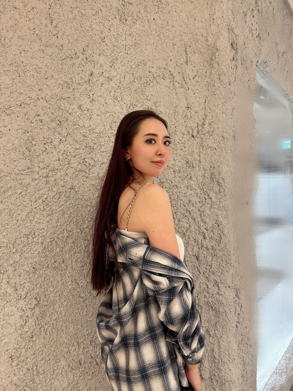 ブルー系のシャツ/ブラウス、ホワイト系のキャミソール、ブルー系のデニムパンツを着用したレディースの春コーディネートの5枚目の写真