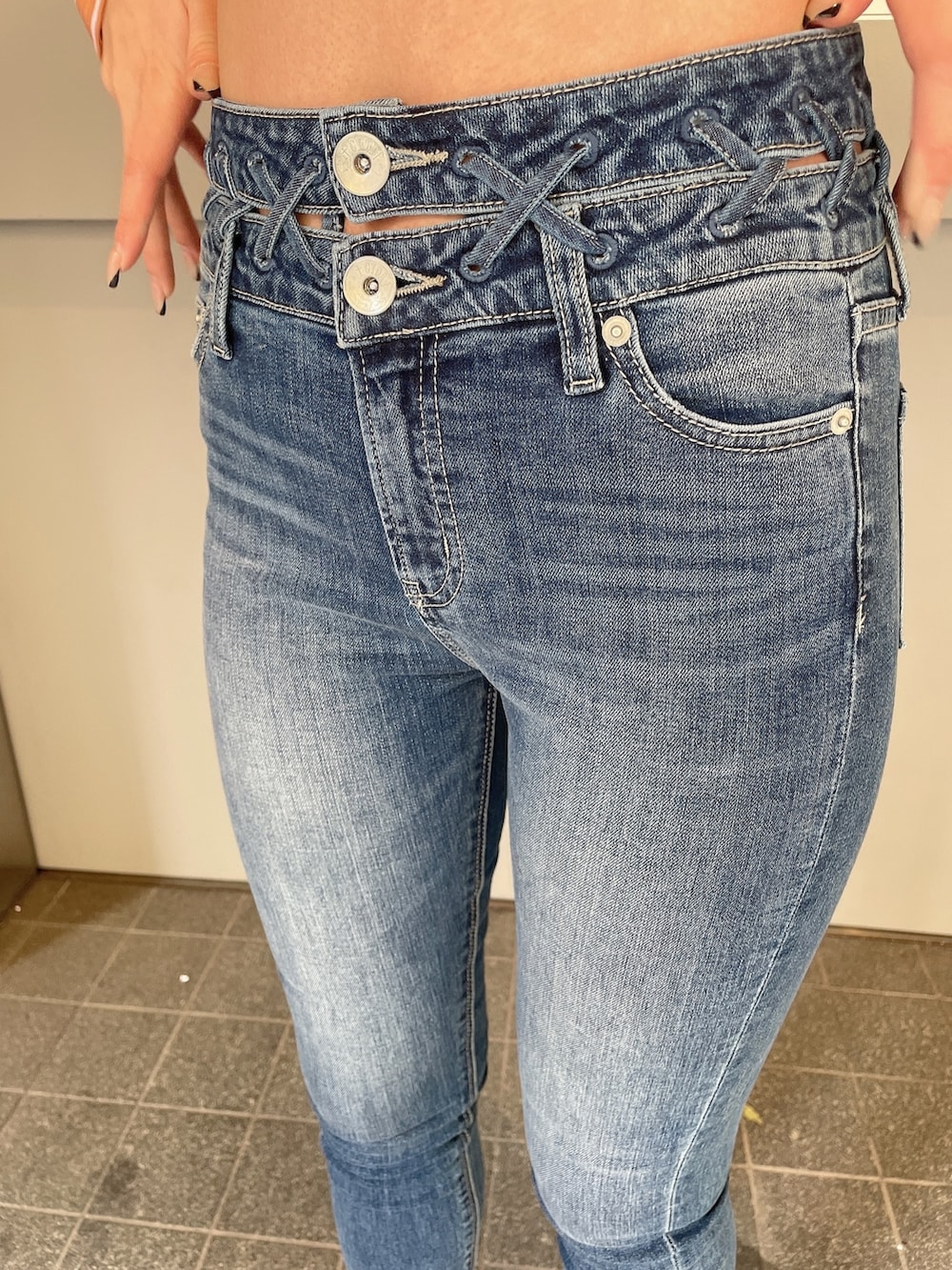 ホワイト系のシャツ/ブラウス、ブルー系のデニムパンツ、ブラック系のパンプスを着用したレディースの春コーディネートの7枚目の写真