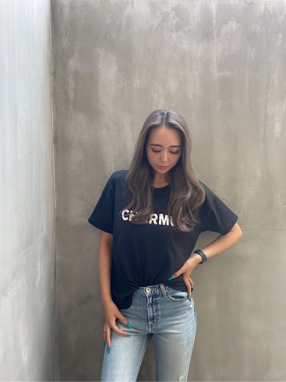 ブラック系のサンダル、ブルー系のデニムパンツ、ブラック系のTシャツ/カットソーを着用したレディースの夏コーディネートの5枚目の写真