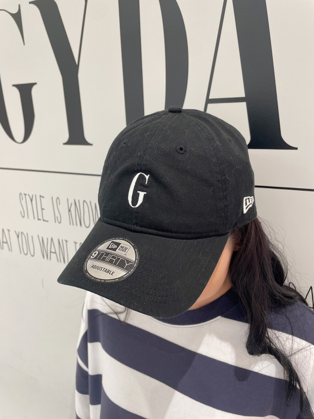 その他のスウェット、ブラック系のブーツ、ブラック系のキャップを着用したレディースの冬コーディネートの5枚目の写真