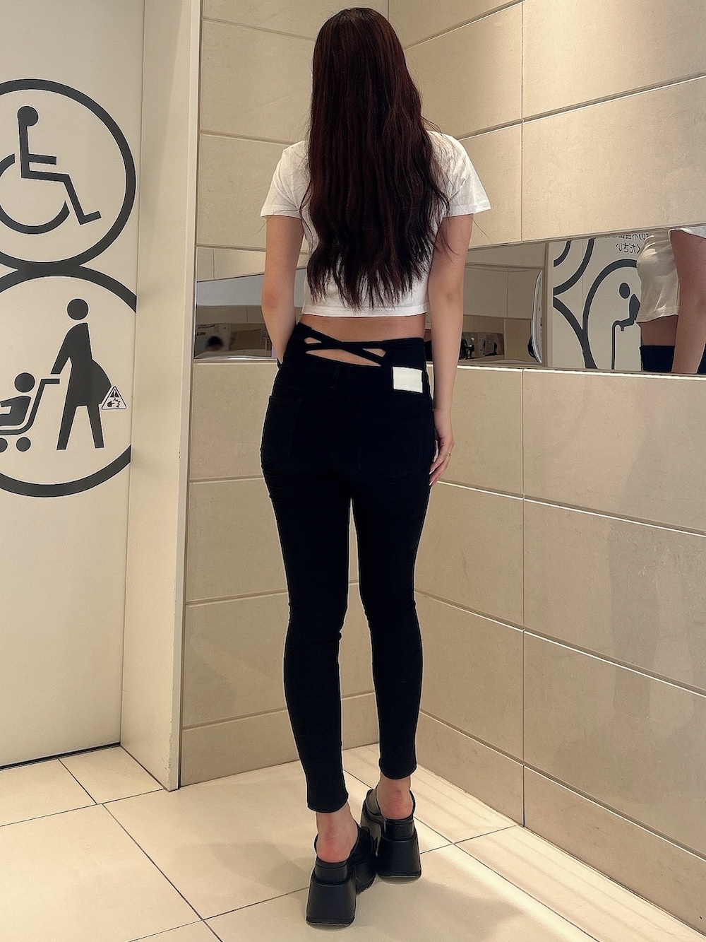 ホワイト系のTシャツ/カットソー、ブラック系のデニムパンツ、ブラック系のサンダルを着用したレディースの夏コーディネートの3枚目の写真