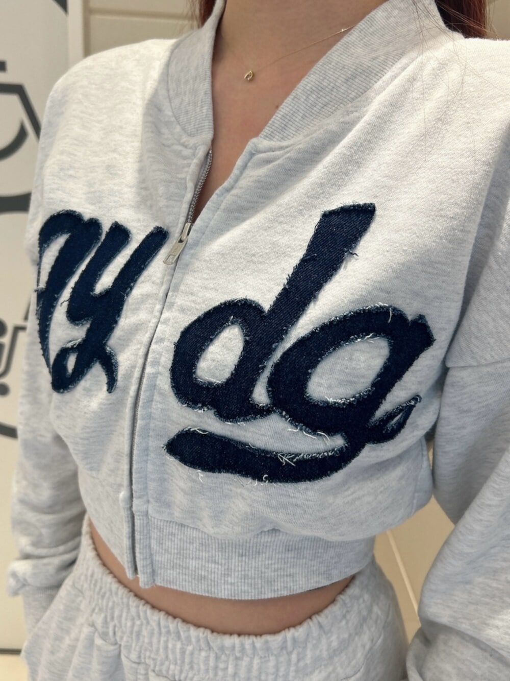 ホワイト系のパンプス、グレー系のスウェット、グレー系のスウェットパンツを着用したレディースの冬コーディネートの8枚目の写真