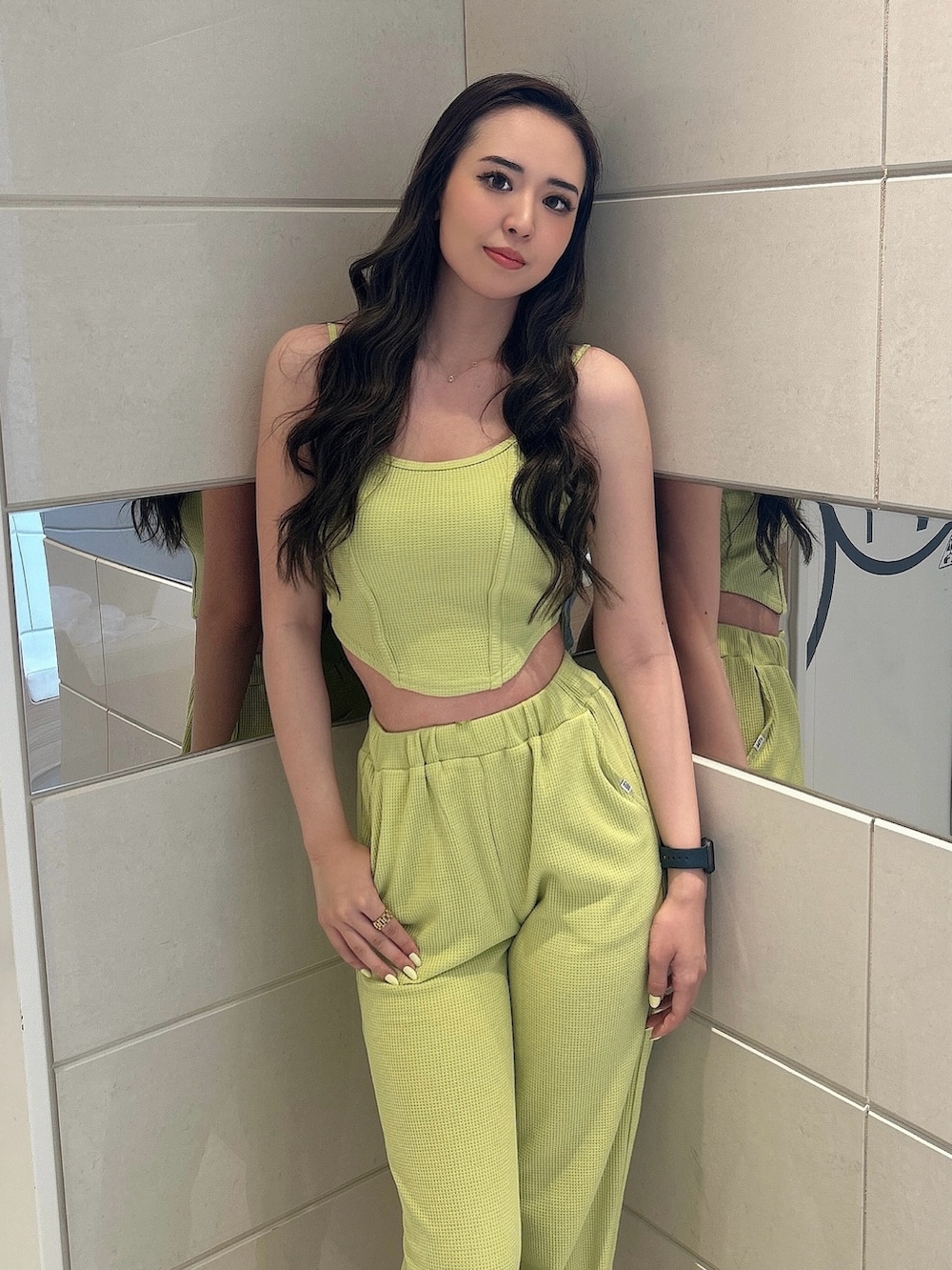 イエロー系のキャミソール、グリーン系のスウェットパンツ、ベージュ系のサンダルを着用したレディースの夏コーディネートの4枚目の写真