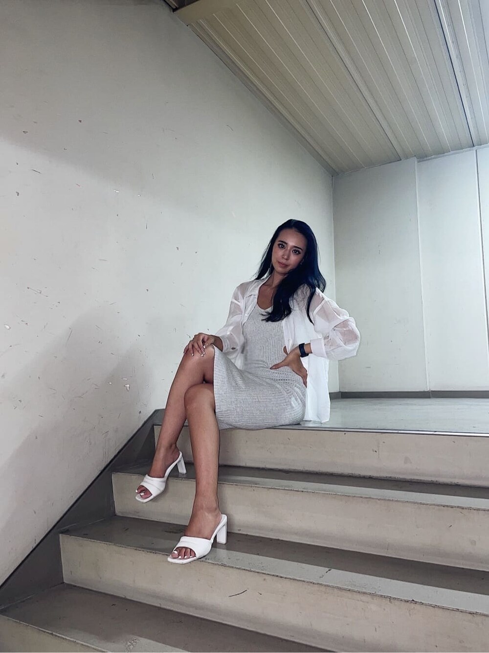 グレー系のワンピース、ホワイト系のシャツ/ブラウス、ホワイト系のサンダルを着用したレディースの夏コーディネートの2枚目の写真