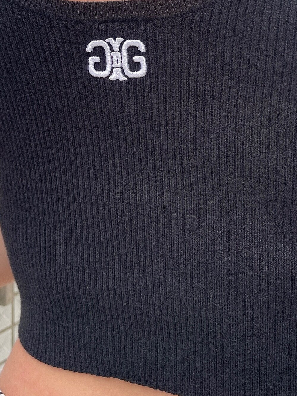 ベージュ系のその他パンツ、ブラック系のサンダル、その他のニット/セーターを着用したレディースの春コーディネートの6枚目の写真