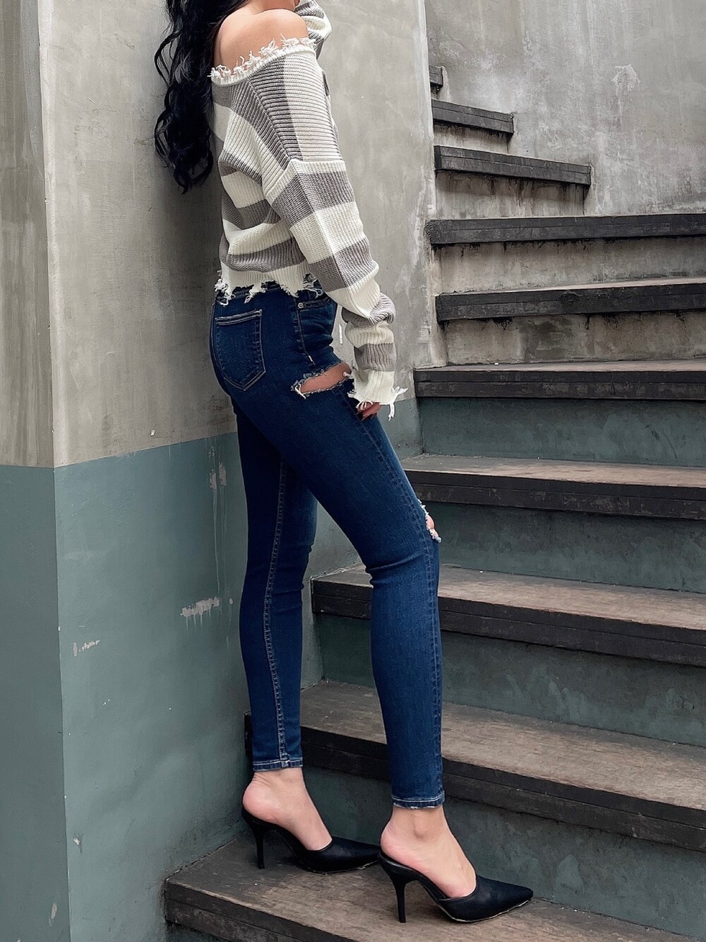 ブルー系のデニムパンツ、ブラック系のパンプス、グレー系のニット/セーターを着用したレディースの冬コーディネートの7枚目の写真