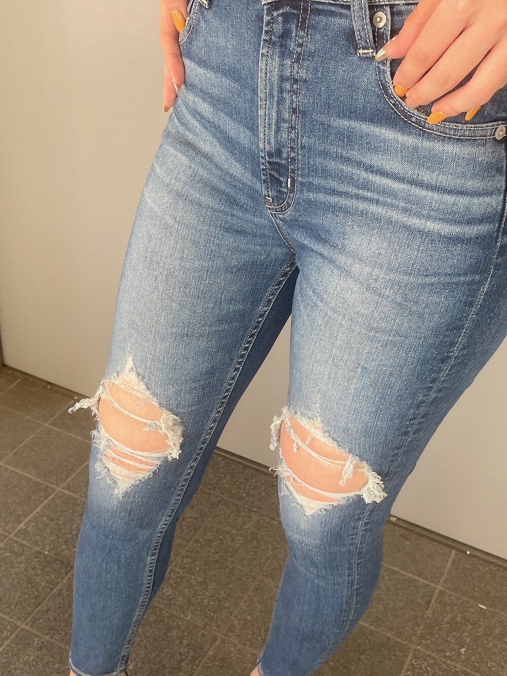 ブラック系のTシャツ/カットソー、ブルー系のデニムパンツ、ブラック系のサンダルを着用したレディースの春コーディネートの7枚目の写真