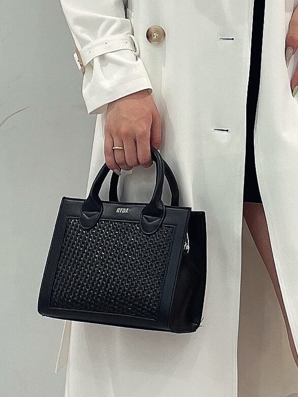 ホワイト系のトレンチコート、ブラック系のワンピース、ブラック系のパンプスを着用したレディースの春コーディネートの7枚目の写真