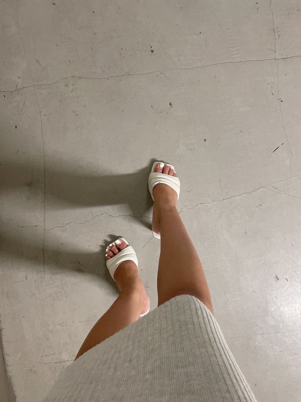 グレー系のワンピース、ホワイト系のシャツ/ブラウス、ホワイト系のサンダルを着用したレディースの夏コーディネートの7枚目の写真