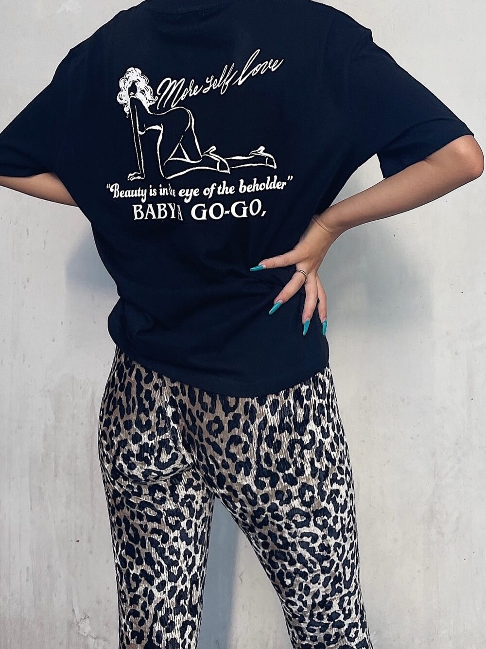 ブラック系のパンプス、その他のその他パンツ、ブラック系のTシャツ/カットソーを着用したレディースの夏コーディネートの5枚目の写真