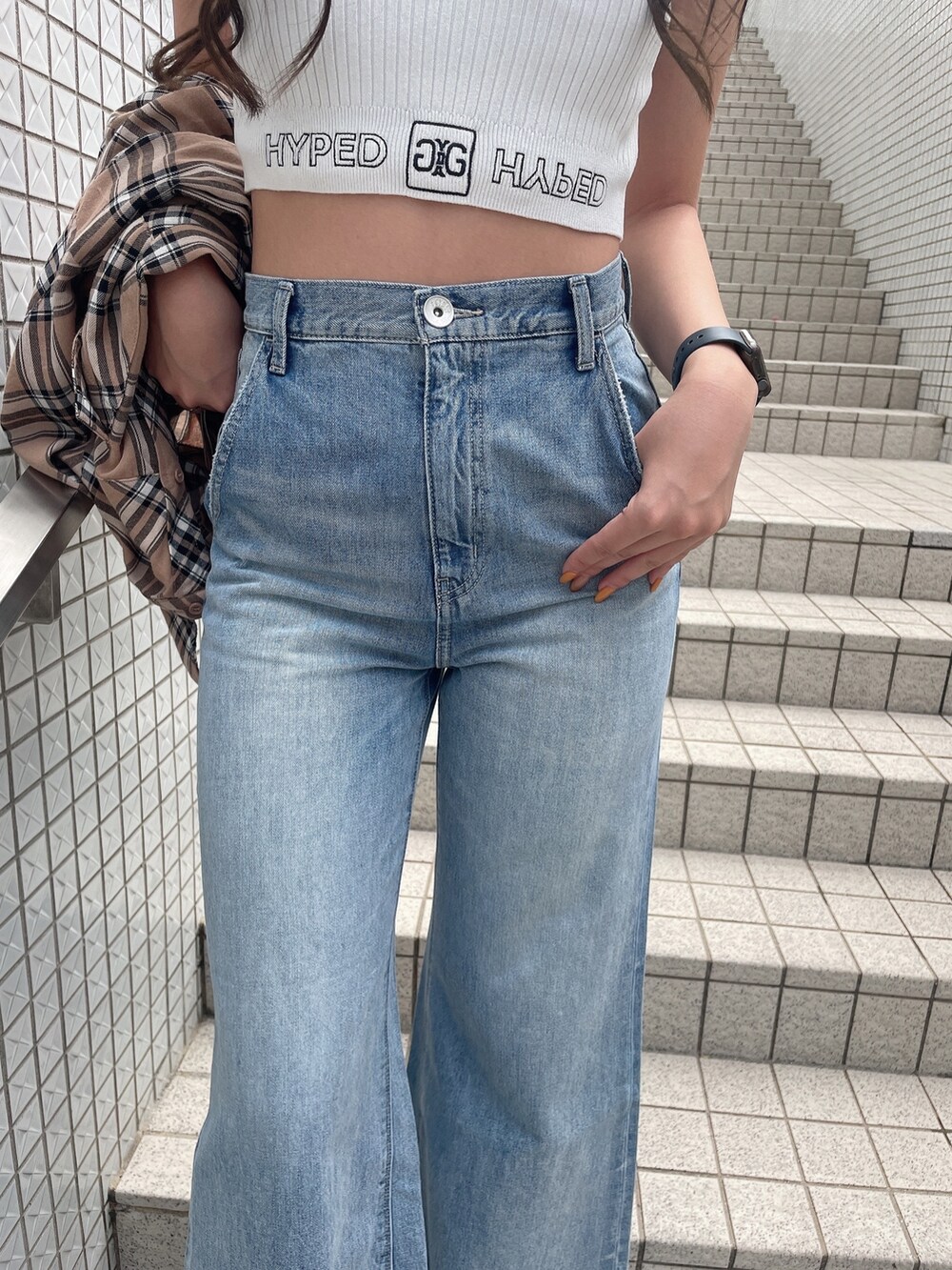 ベージュ系のシャツ/ブラウス、ホワイト系のタンクトップ、ブルー系のデニムパンツを着用したレディースの春コーディネートの7枚目の写真