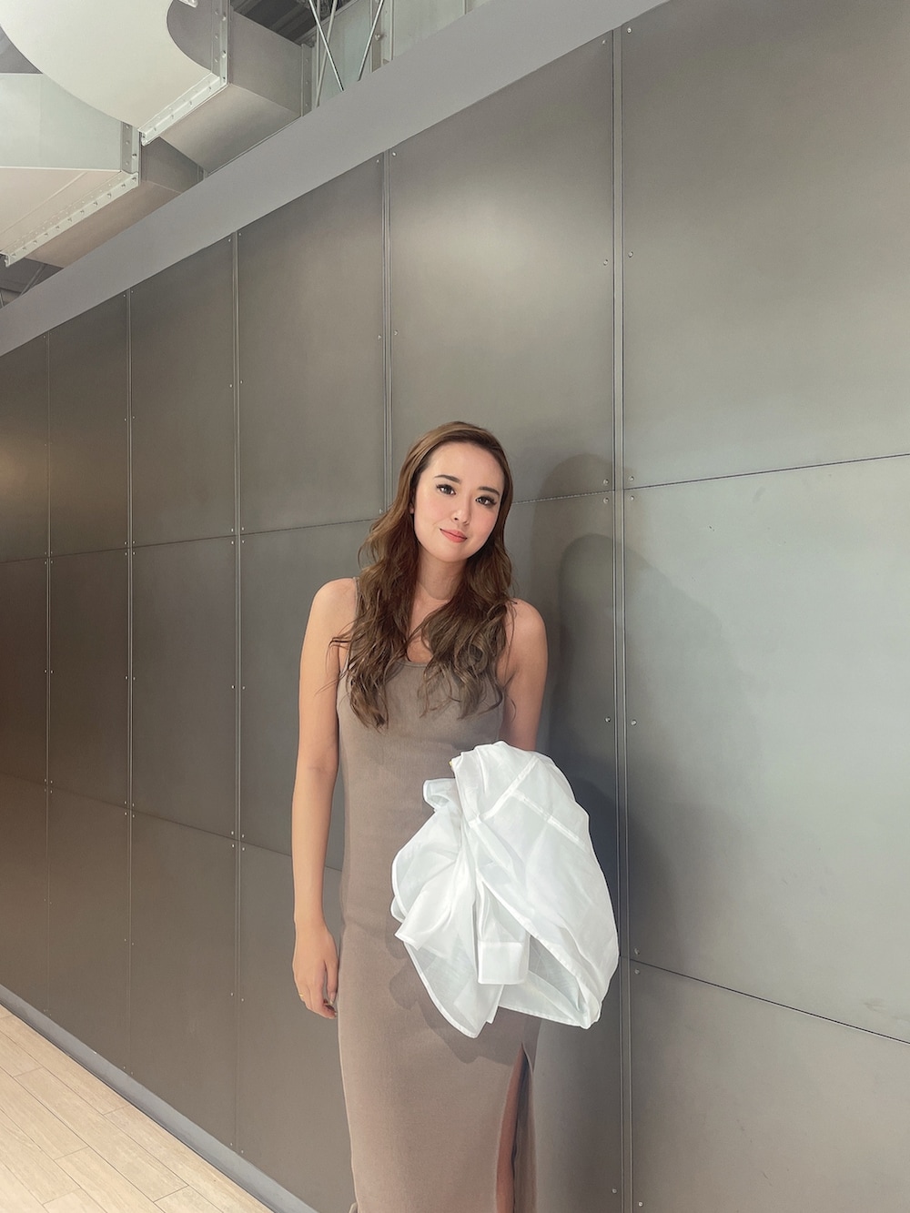 ホワイト系のシャツ/ブラウス、ベージュ系のワンピース、ベージュ系のサンダルを着用したレディースの夏コーディネートの4枚目の写真