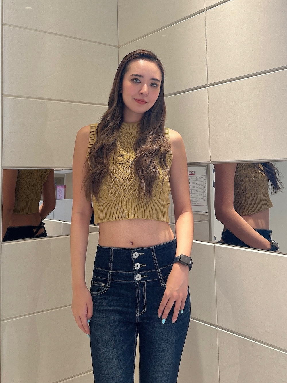 イエロー系のニット/セーター、ブルー系のデニムパンツ、ブラック系のパンプスを着用したレディースの夏コーディネートの4枚目の写真