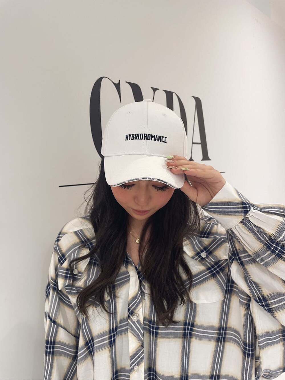 ホワイト系のパンプス、ブルー系のデニムパンツ、ホワイト系のシャツ/ブラウスを着用したレディースの春コーディネートの5枚目の写真