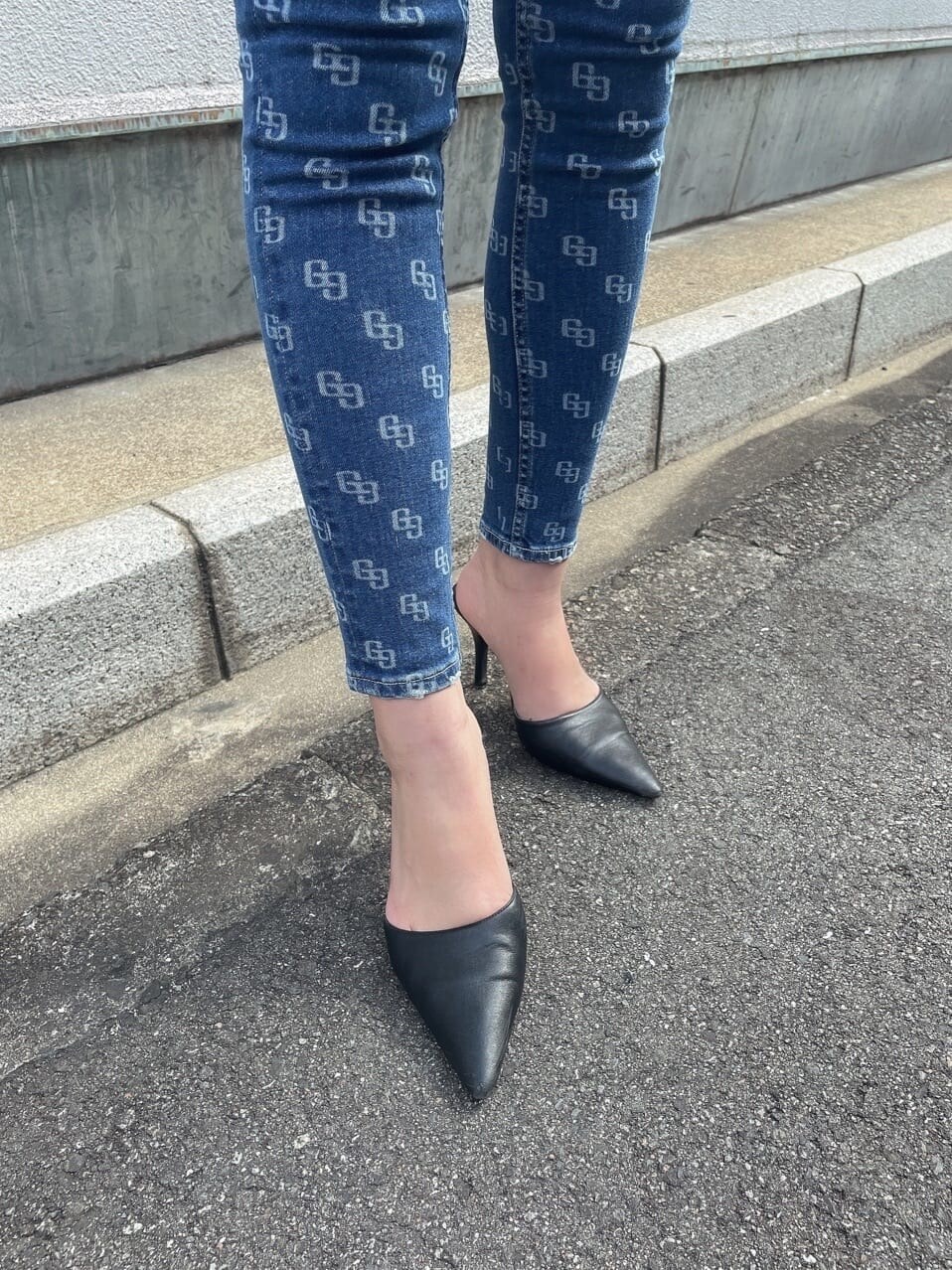 ホワイト系のパンプス、ブルー系のデニムパンツ、ホワイト系のニット/セーターを着用したレディースの春コーディネートの5枚目の写真