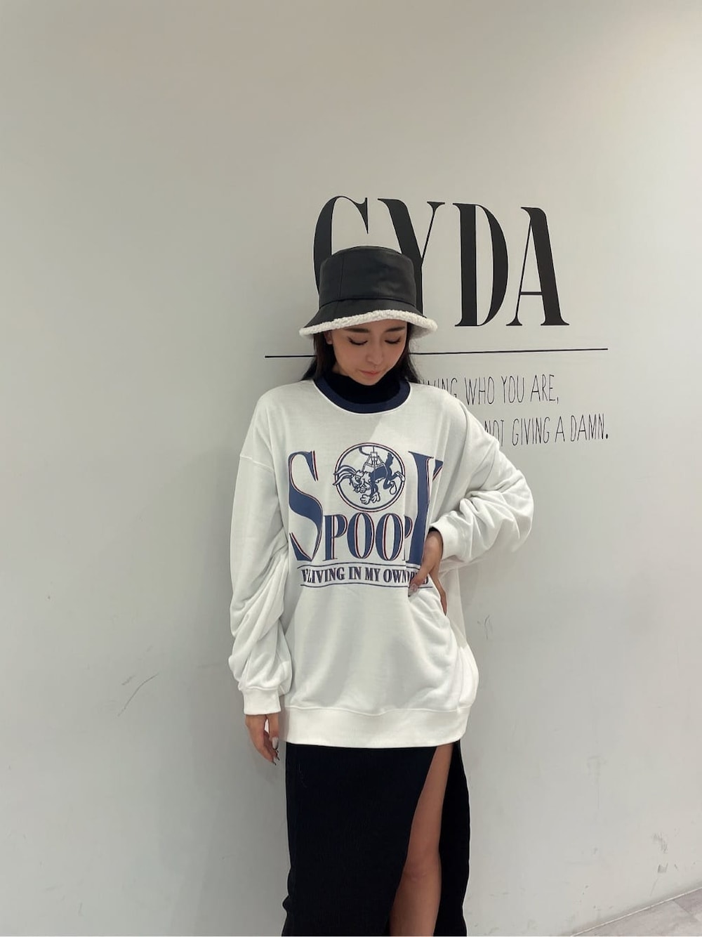 ホワイト系のスウェット、ブラック系のパンプス、ブラック系のワンピースを着用したレディースの秋コーディネートの3枚目の写真