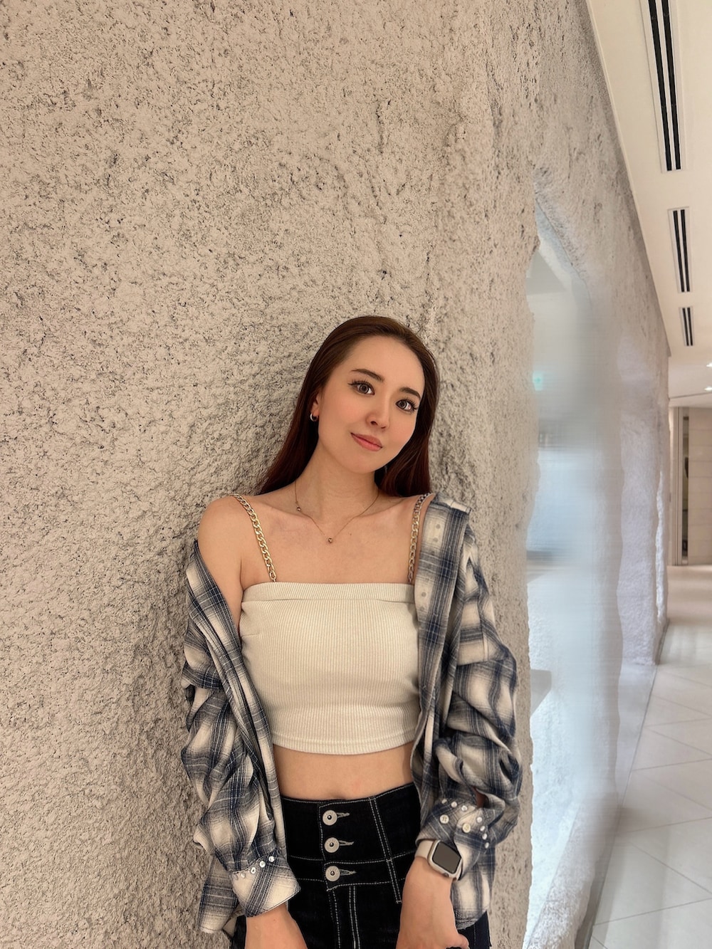 ブルー系のシャツ/ブラウス、ホワイト系のキャミソール、ブルー系のデニムパンツを着用したレディースの春コーディネートの4枚目の写真