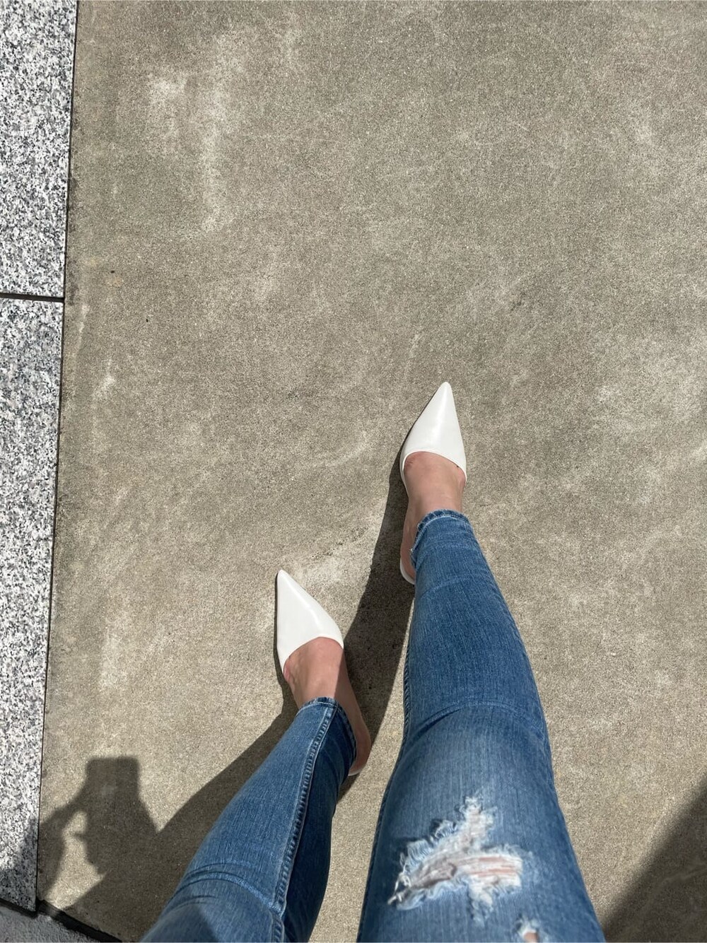 ホワイト系のパンプス、ブルー系のデニムパンツ、ブルー系のシャツ/ブラウスを着用したレディースの春コーディネートの7枚目の写真