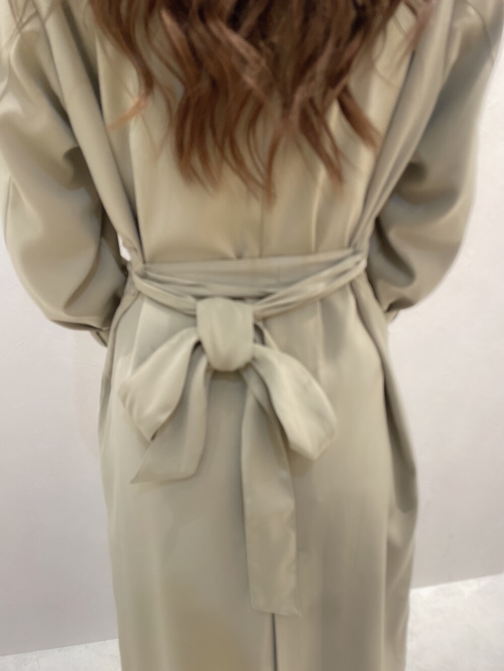 ブルー系のデニムパンツ、ホワイト系のTシャツ/カットソー、ベージュ系のトレンチコートを着用したレディースの春コーディネートの7枚目の写真