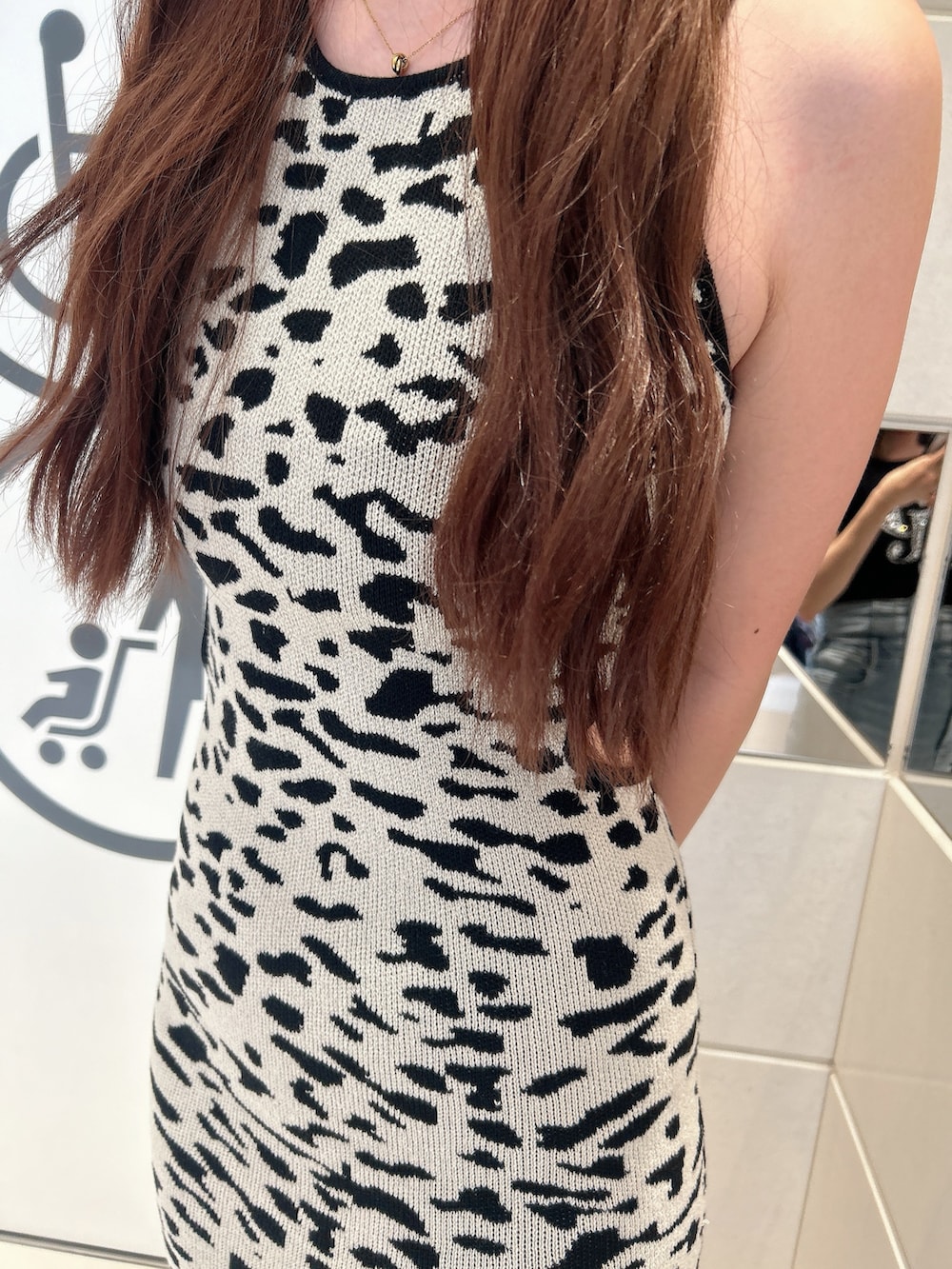 その他のワンピース、ベージュ系のサンダルを着用したレディースの夏コーディネートの7枚目の写真