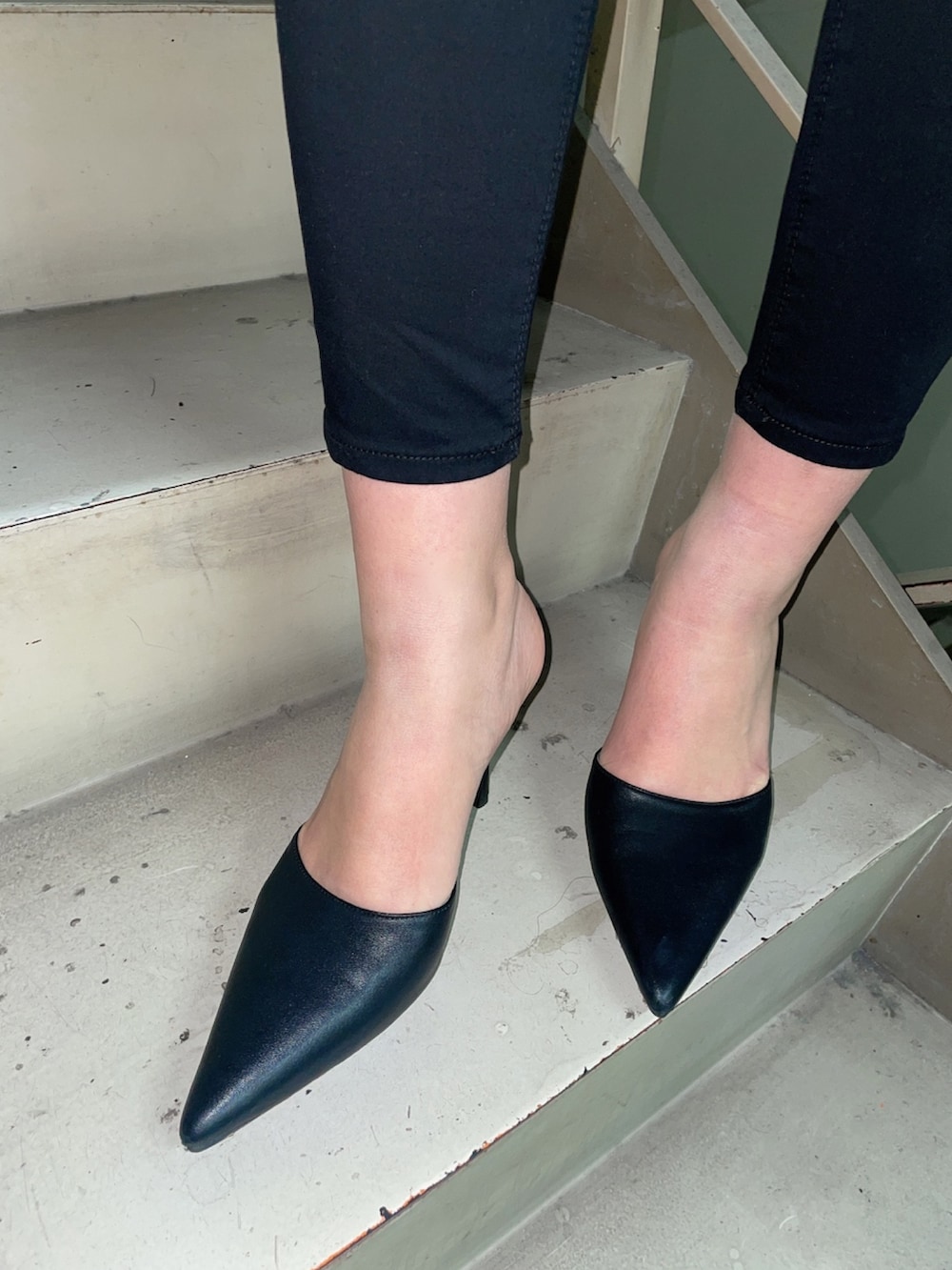 ブラック系のニット/セーター、ブラック系のサロペット/オーバーオール、ブラック系のパンプスを着用したレディースの冬コーディネートの8枚目の写真