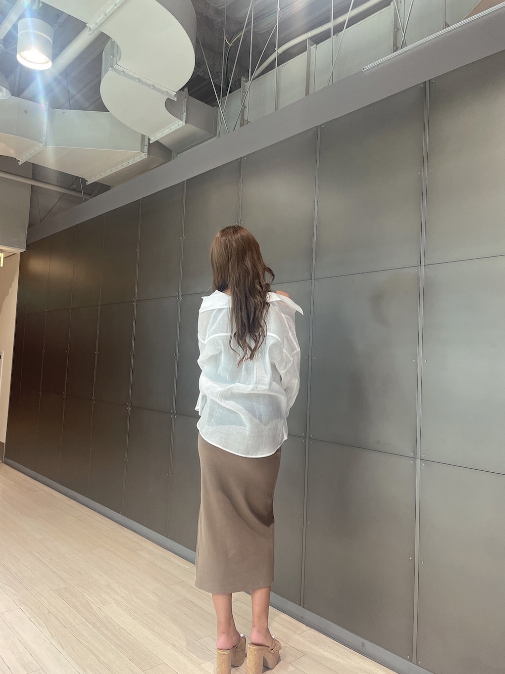 ホワイト系のシャツ/ブラウス、ベージュ系のワンピース、ベージュ系のサンダルを着用したレディースの夏コーディネートの3枚目の写真