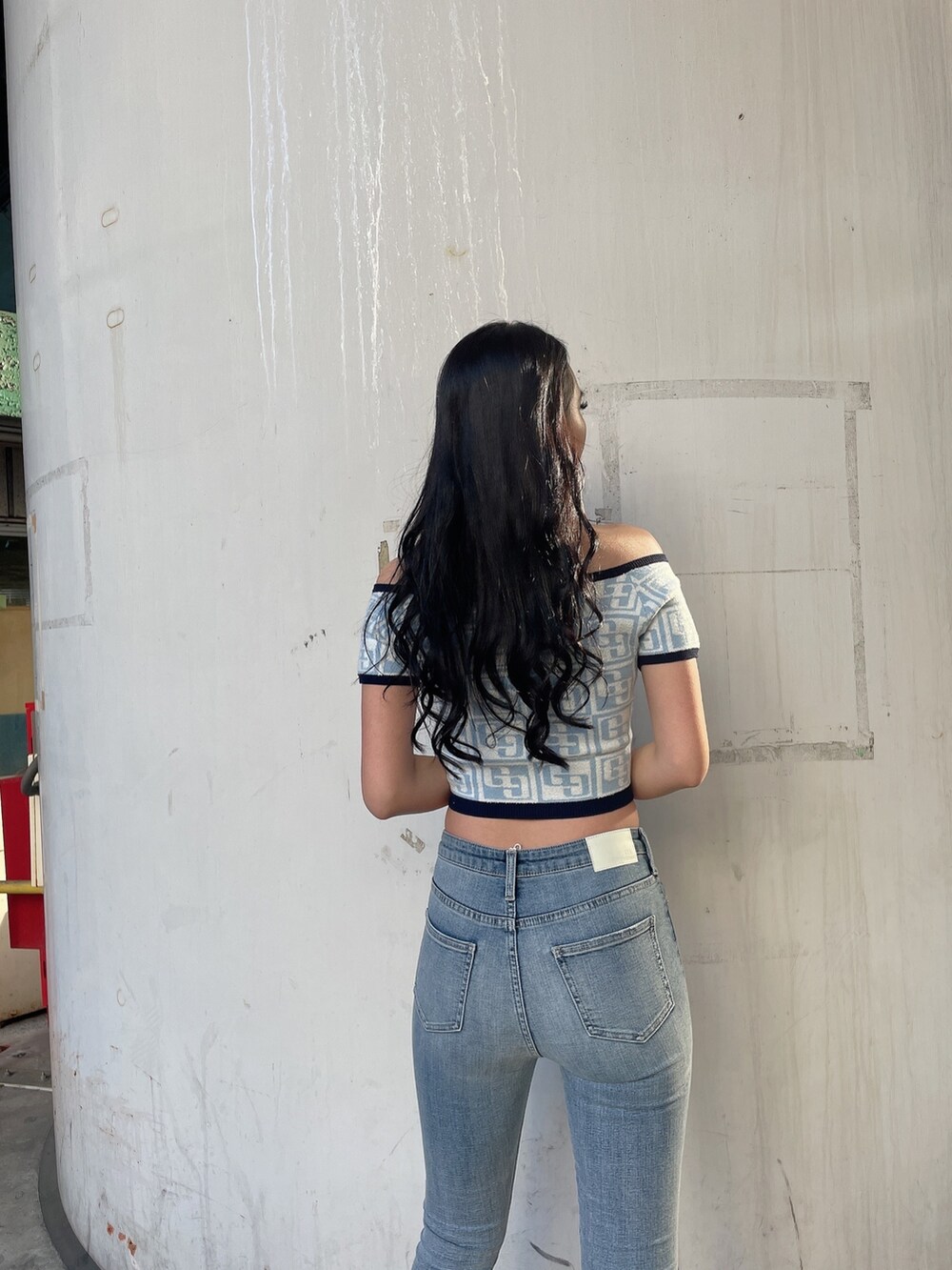 ホワイト系のパンプス、ブルー系のデニムパンツ、ブルー系のニット/セーターを着用したレディースの春コーディネートの3枚目の写真