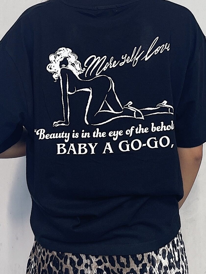 ブラック系のパンプス、その他のその他パンツ、ブラック系のTシャツ/カットソーを着用したレディースの夏コーディネートの6枚目の写真