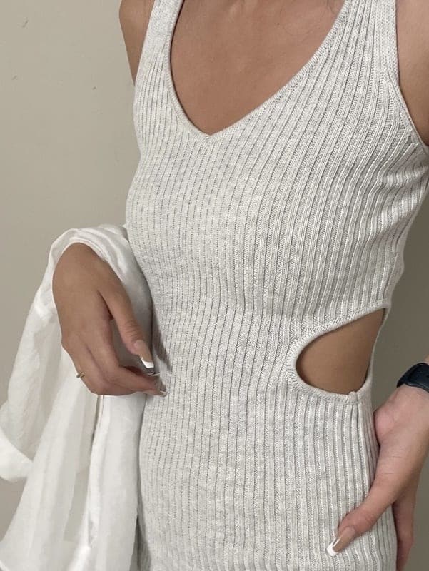 グレー系のワンピース、ホワイト系のシャツ/ブラウス、ホワイト系のサンダルを着用したレディースの夏コーディネートの6枚目の写真